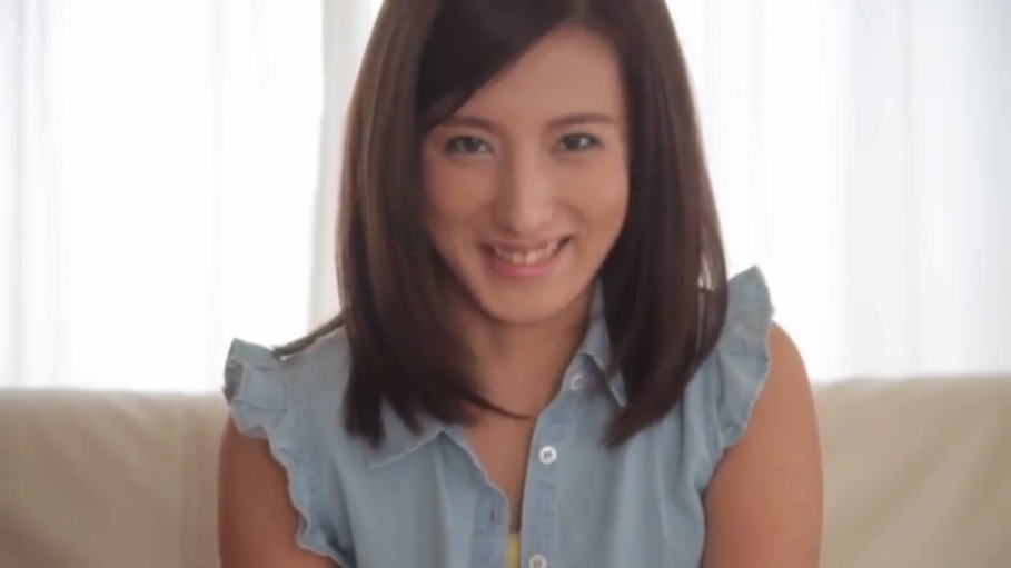 坐姿 · 室内沙发 · 浅蓝色无袖衬衫 · 甜美笑容 · 面部及上半身 · 成年女性 · 微笑注视镜头