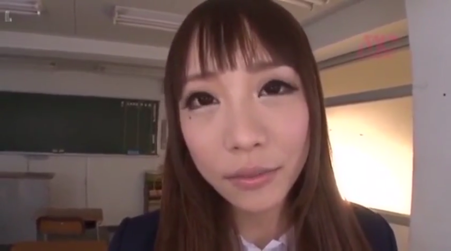 教室 · 脸部特写 · 衬衫 · 轻微微笑
