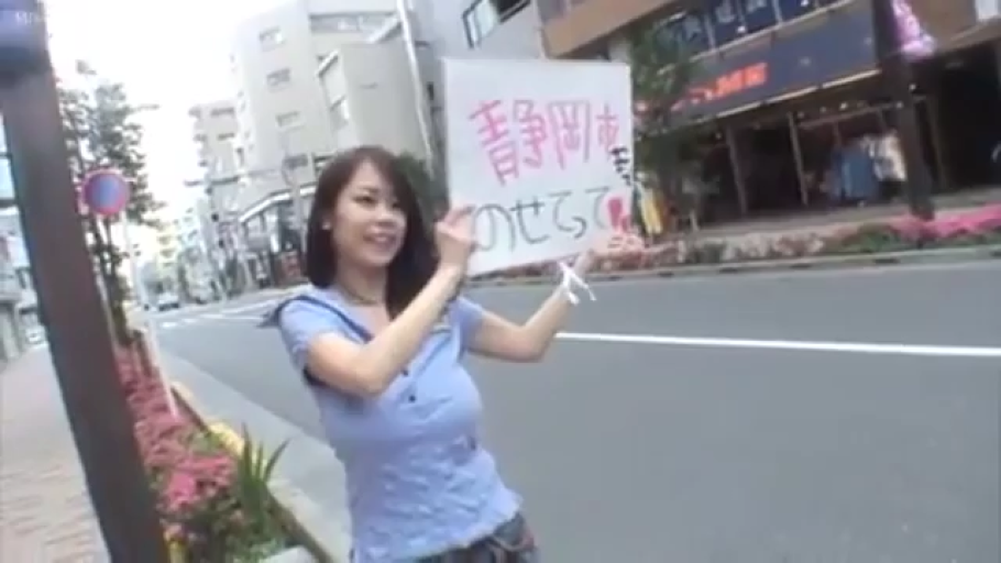 上半身特写 · 期待 · 浅蓝色短袖上衣 · 日本街头 · 写有文字的纸板 · 白天的室外光线