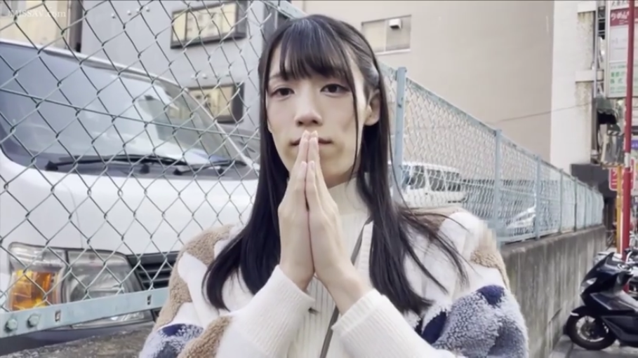 站立 · 半身特写 · 室外街道 · 拼接毛衣