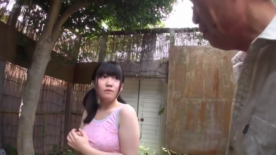 站立 · 中景 · 剧情 · 粉色背心 · 对视 · 户外 · 惊讶