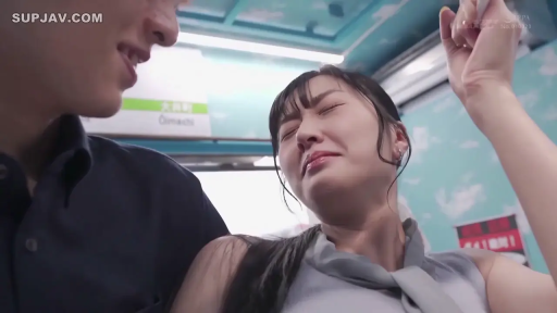 脸部特写 · 站姿 · 无袖上衣 · 电车