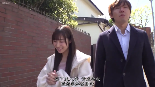 字幕 · 微笑 · 户外街道 · 人物半身特写 · 女性粉色内搭