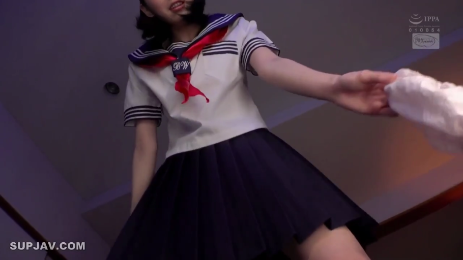 室内 · 略带羞涩 · 服装细节 · 百褶短裙