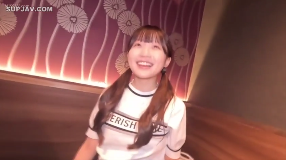 室内 · 站姿 · 微笑 · 上半身 · 注视镜头 · 双马尾 · 白色T恤