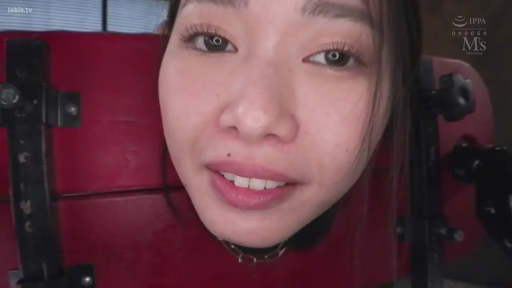 室内 · 脸部特写 · 微笑 · BDSM · 黑色上衣 · 枷锁 · 凝视镜头 · 头部固定