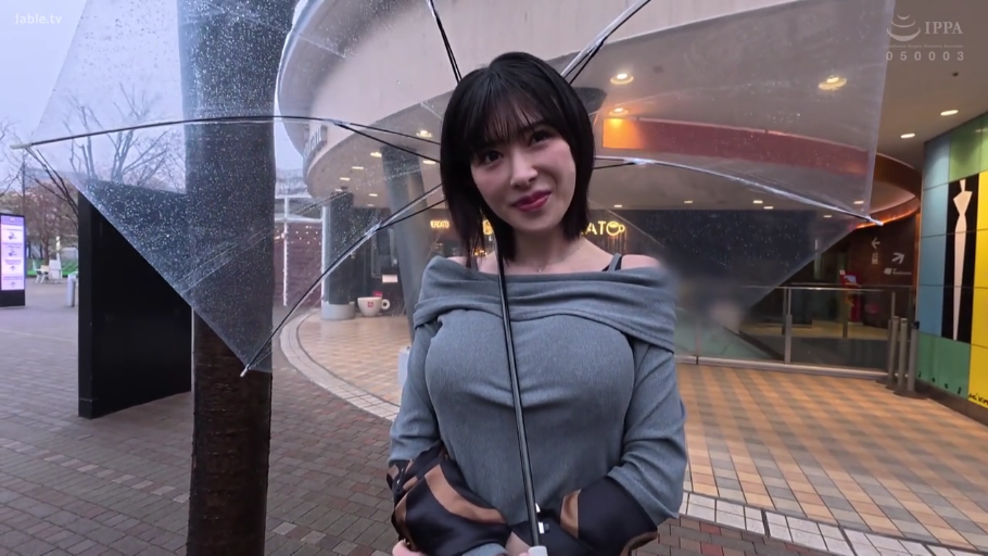 巨乳 · 站姿 · 微笑 · 半身 · 户外街道 · 透明雨伞 · 撑伞 · 露肩紧身上衣