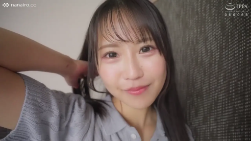 室内 · 脸部特写 · 深情凝视 · 灰色针织polo衫