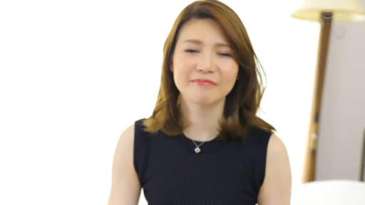 轻微闭眼 · 面部特写 · 室内卧室 · 光线明亮 · 黑色无袖针织衫