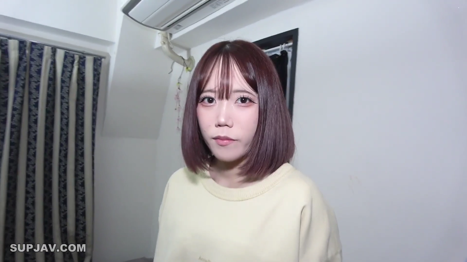 平静 · 面对镜头 · 房间 · 短发 · 头部特写 · 正面站立 · 浅色卫衣 · 空调挂机