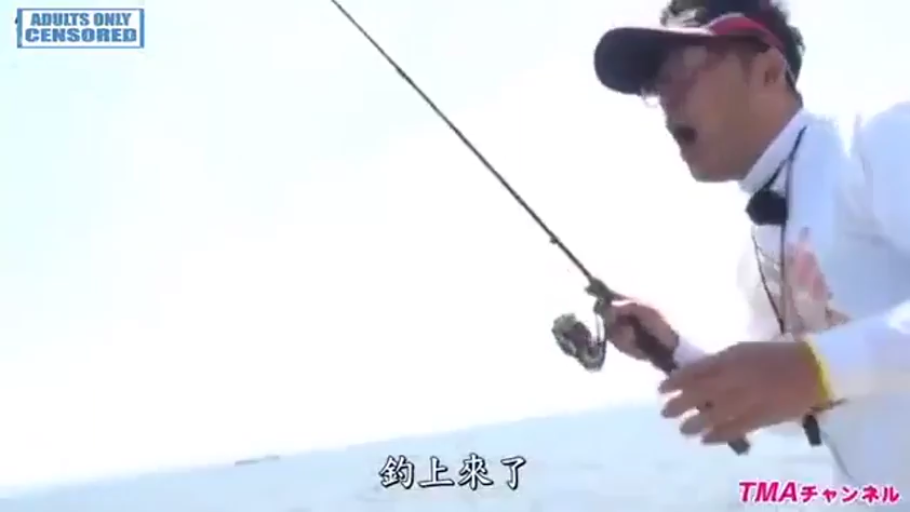 大喊大叫 · 海上 · 太阳帽 · 钓具 · 男人侧脸特写 · 中文字幕：钓上来了