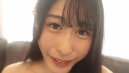 室内 · 脸部特写 · 微笑 · 长发 · 凑近 · 裸肩 · 直视