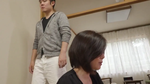 严肃 · 卧室 · 站立 · 窗帘 · 互动 · 亚洲人 · 休闲服 · 侧脸