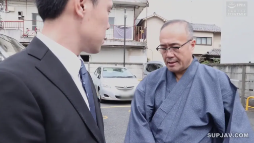 交谈中 · 眼镜 · 和服 · 室外停车场 · 中景镜头