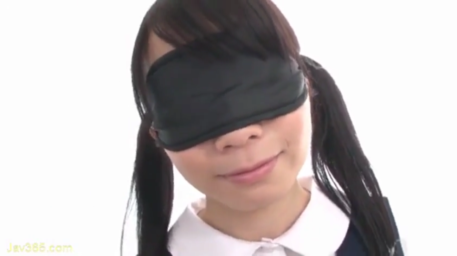 顔部のクローズアップ · 微笑 · 黑色眼罩 · 室内背景 · 学生制服领子