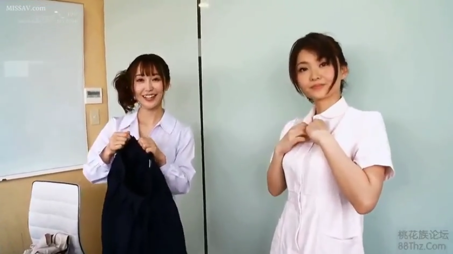 白色衬衫 · 会议室 · 微笑 · 衣物 · 头部特写