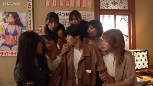 中景 · 居酒屋 · 肢体接触 · 休闲日常装 · 拥挤围坐