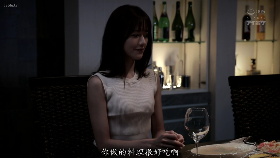 坐姿 · 微笑 · 半身 · 聊天 · 餐厅 · 无袖针织衫 · 凸点 · 高脚杯