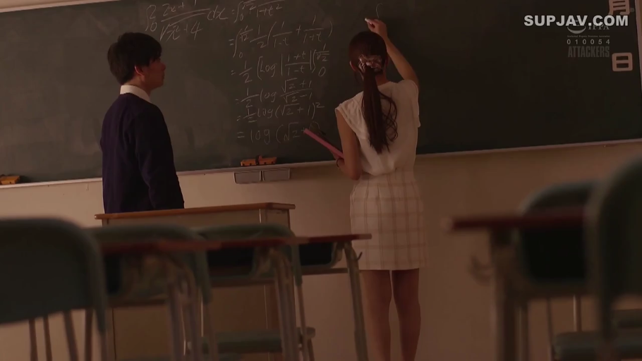 教室 · 专注 · 黑板 · 中远景 · 师生剧情 · 站立背影 · 板书 · 无袖衫与格纹裙