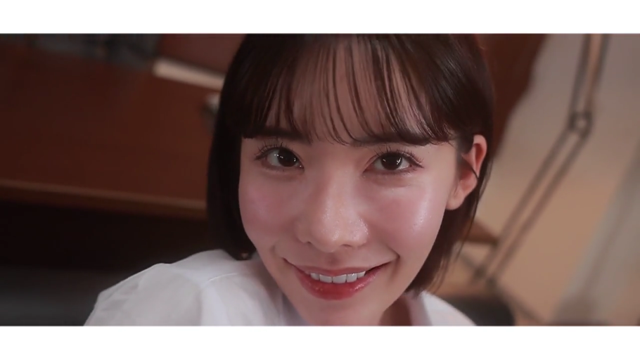 室内 · 眼睛特写 · 温柔 · 白色衬衫 · 光影柔和
