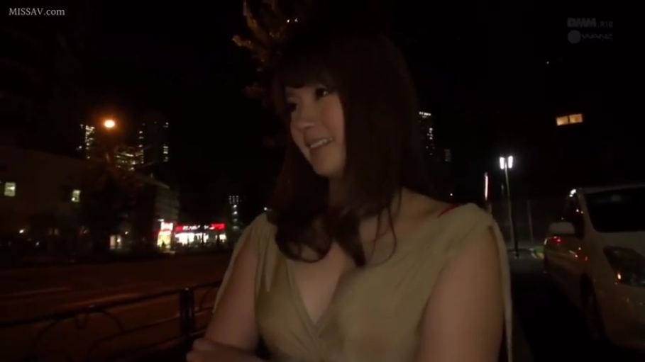 放松 · 面部特写 · 夜晚 · 背景有城市灯光 · 低胸卡其色连衣裙