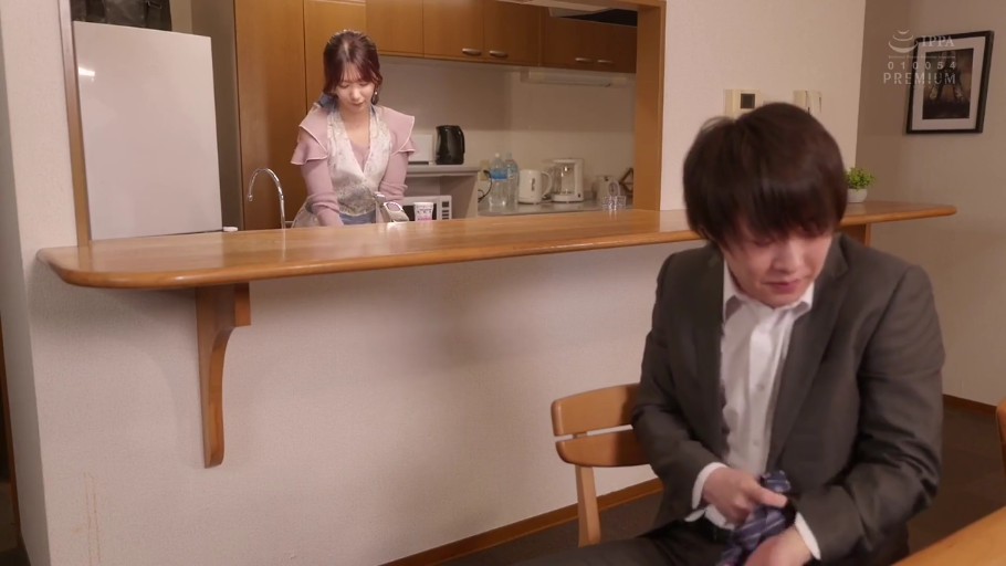 站立 · 全景 · 平静 · 厨房 · 吧台 · 围裙 · 做家务 · 人妻