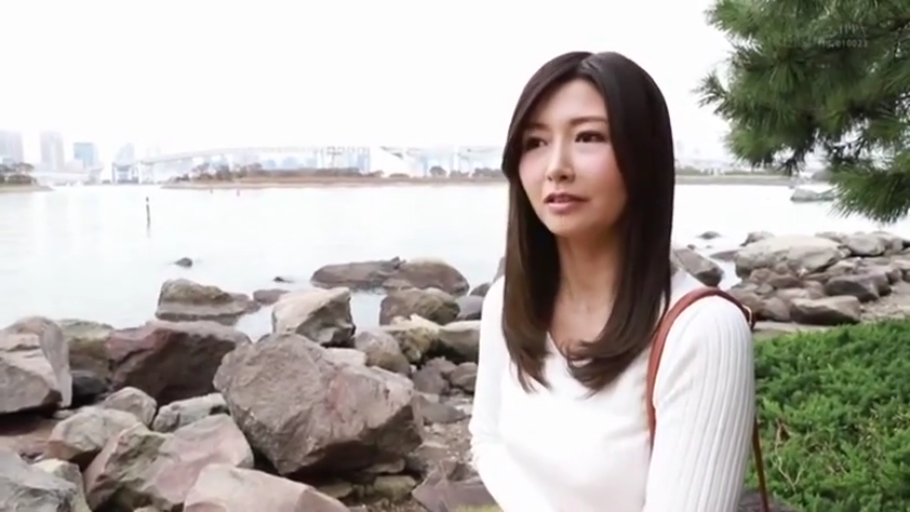 中景 · 站姿 · 静止 · 单肩包 · 白色针织衫 · 自然表情 · 长发熟女 · 户外岸边