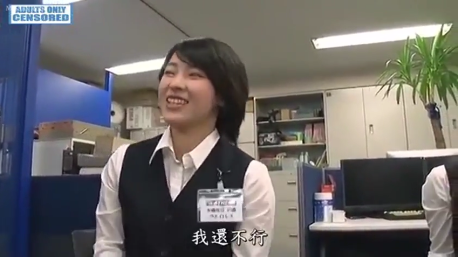 坐姿 · 办公室 · 中景 · 微笑 · 职业装 · 谈话 · 短发 · 工牌