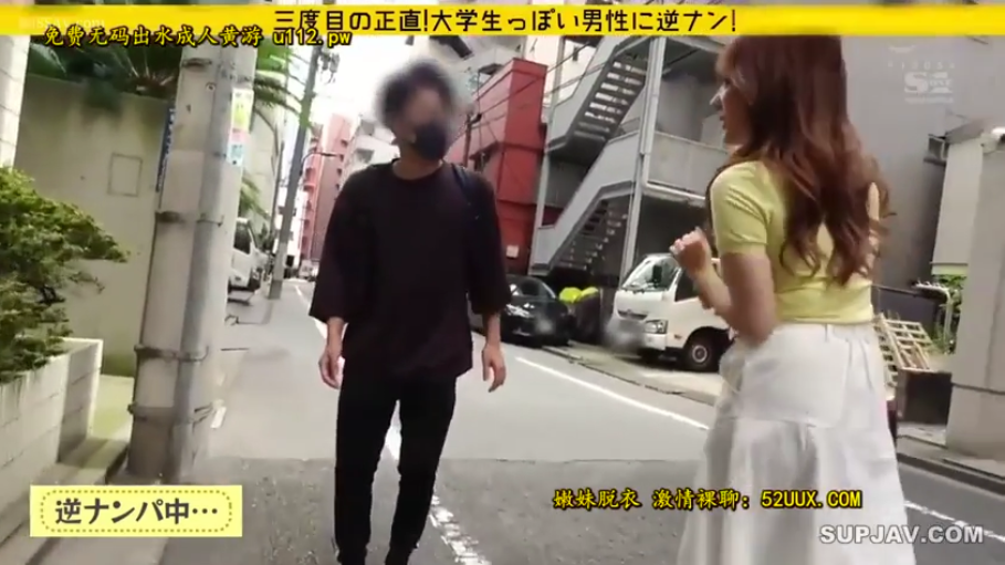 交谈 · 站立 · 自然 · 街道 · 休闲服