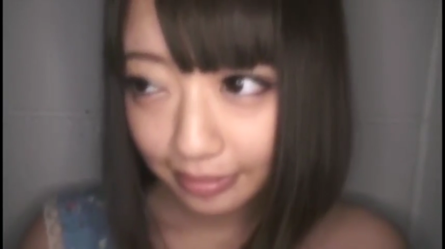 室内 · 脸部特写 · 注视 · 正面 · 齐刘海 · 腼腆 · 蓝色吊带裙