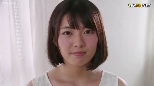 室内 · 面部特写 · 凝视 · 短发 · 正面 · 白色无袖上衣 · 浅笑