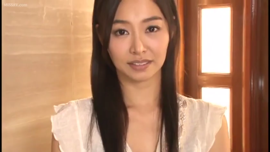 室内 · 脸部特写 · 站立 · 微笑 · 白色蕾丝上衣 · 注视 · 长发