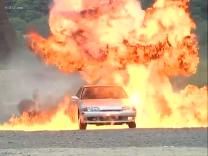 荒地 · 轿车 · 爆炸火球特写 · 爆炸现场