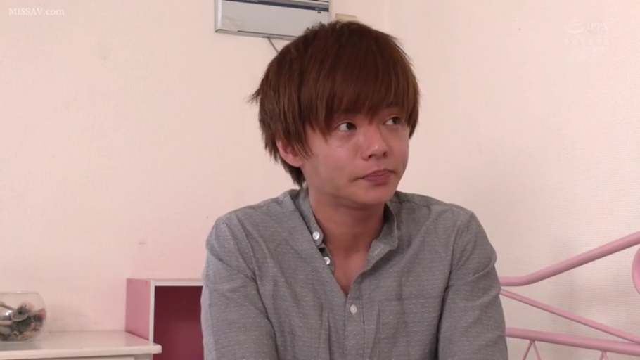 坐姿 · 卧室 · 面部特写 · 交流 · 灰色衬衫