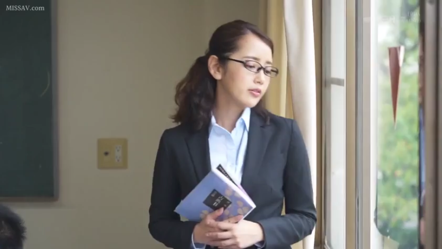 专注 · 教室 · 书本 · 上半身特写 · 深色西装外套