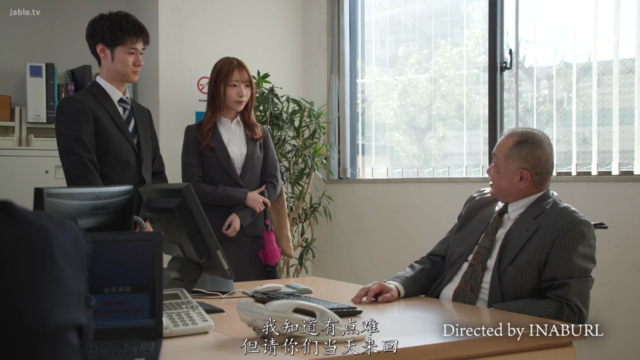 交谈 · 严肃 · 办公室 · 站立 · 中景 · 职业装 · 职场 · 办公设备