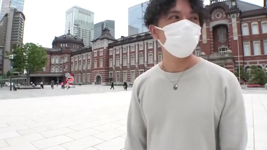 站立 · 半身 · 浅色长袖 · 东京站