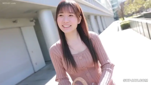 站立 · 半身 · 户外 · 粉色针织衫