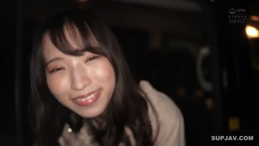 脸部特写 · 微笑 · 浅色上衣 · 室内或车内昏暗环境