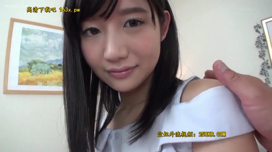 室内 · 脸部特写 · 微笑 · 第一人称视角 · 白色上衣 · 凝视 · 面对面