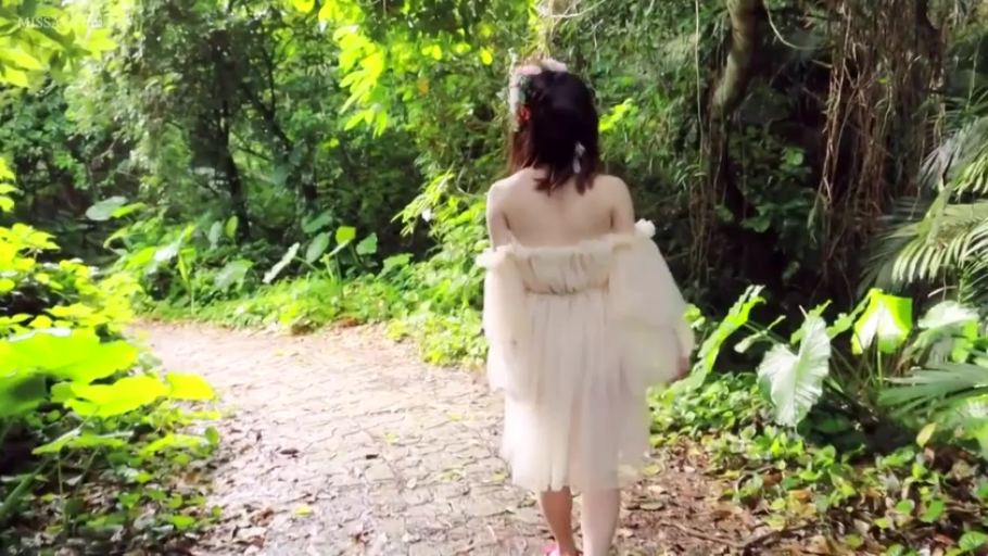 全身 · 森林 · 露肩连衣裙