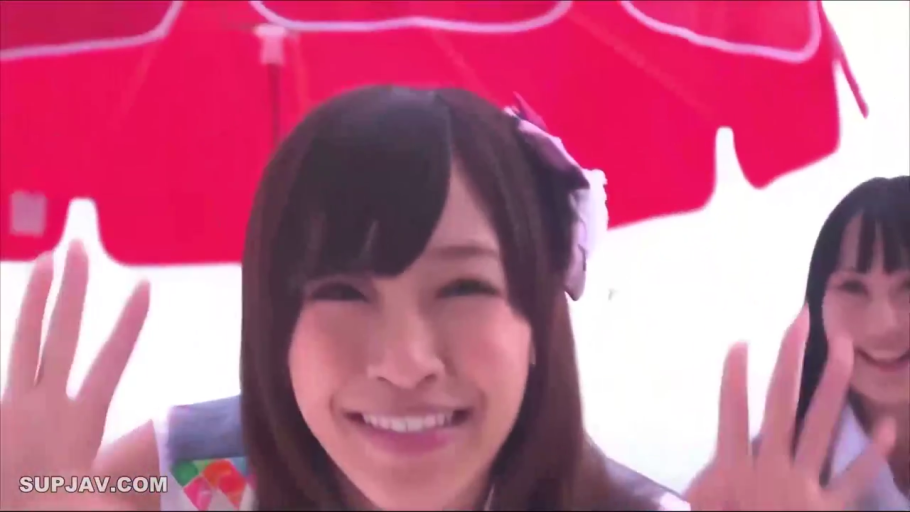 脸部特写 · 海滩 · 灿烂微笑 · 遮阳伞 · 画面有水印 · 无特定衣着可见