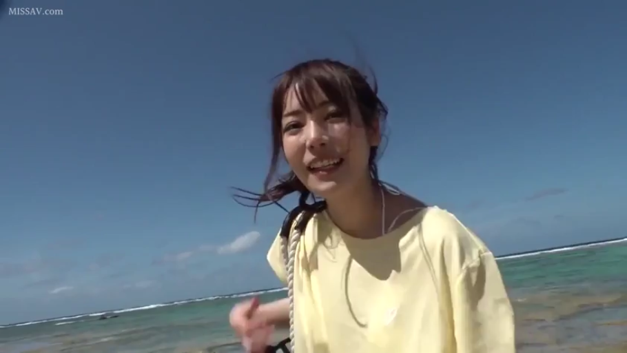 站立 · 海滩 · 半身像 · 黄色T恤