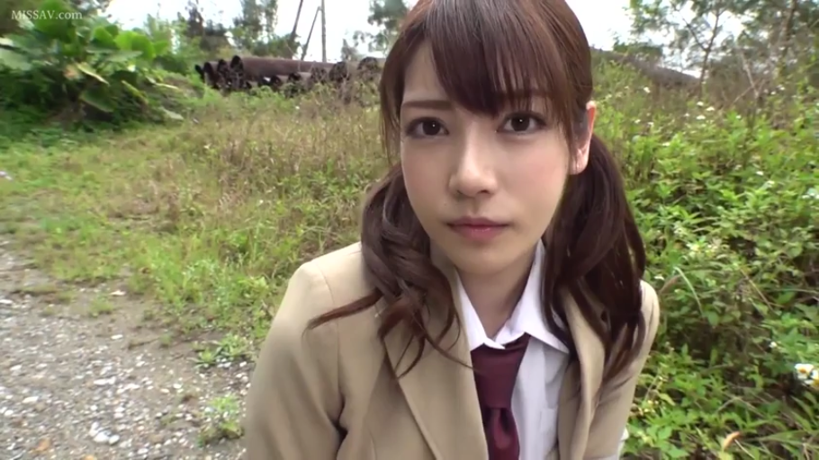 顔部のクローズアップ · 蹲姿 · 平静 · 制服 · 注視 · 屋外 · 双马尾