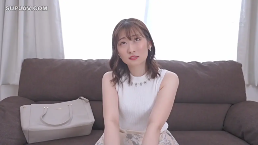 中景 · 居家 · 手提包 · 注视镜头 · 室内沙发 · 白色无袖上衣 · 正面坐姿 · 自然表情