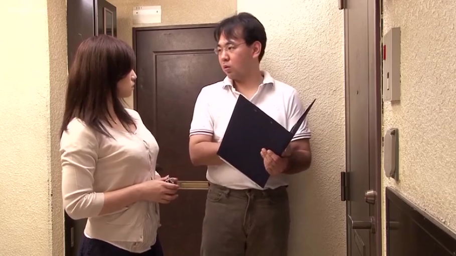 交谈 · 严肃 · 站立 · 半身 · 走廊 · 针织衫 · 文件夹
