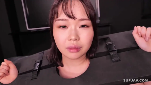 室内 · 脸部特写 · 迷茫 · 裸露肩部 · 泡沫枷锁 · 枷锁带有黑色尼龙带和插扣
