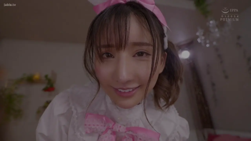 俯身 · 脸部特写 · 卧室 · 微笑 · 注视 · 亚洲女性 · 蝴蝶结发饰 · 蕾丝衬衫