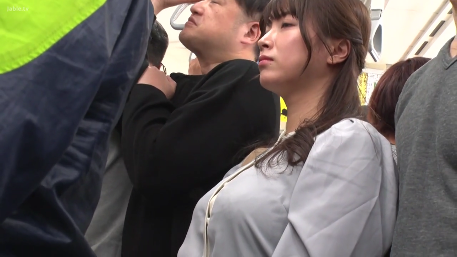 公共交通 · 漠然 · 紧贴的人群 · 人多拥挤 · 浅灰色长袖上衣
