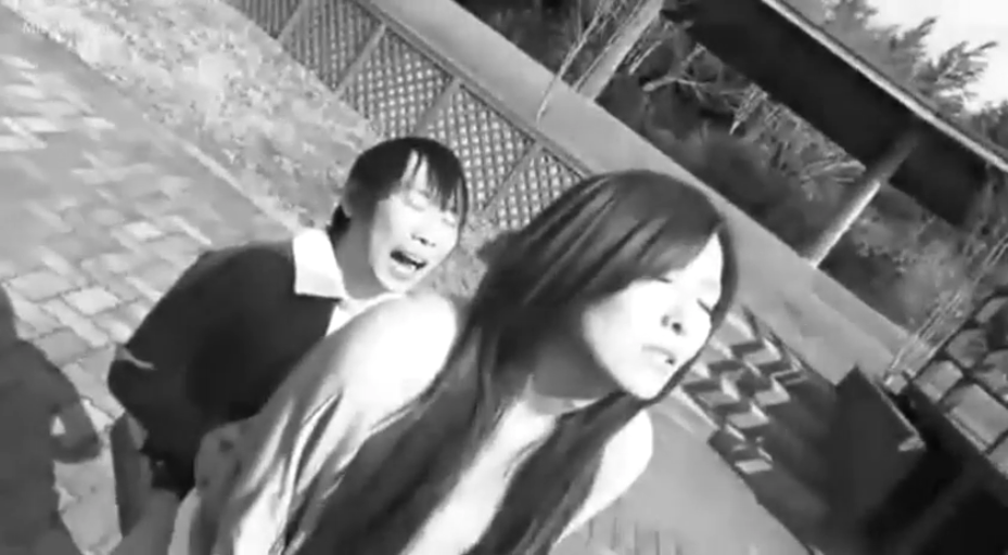 性交 · 陶醉 · 半身 · 便服 · 后入 · 户外 · 黑白